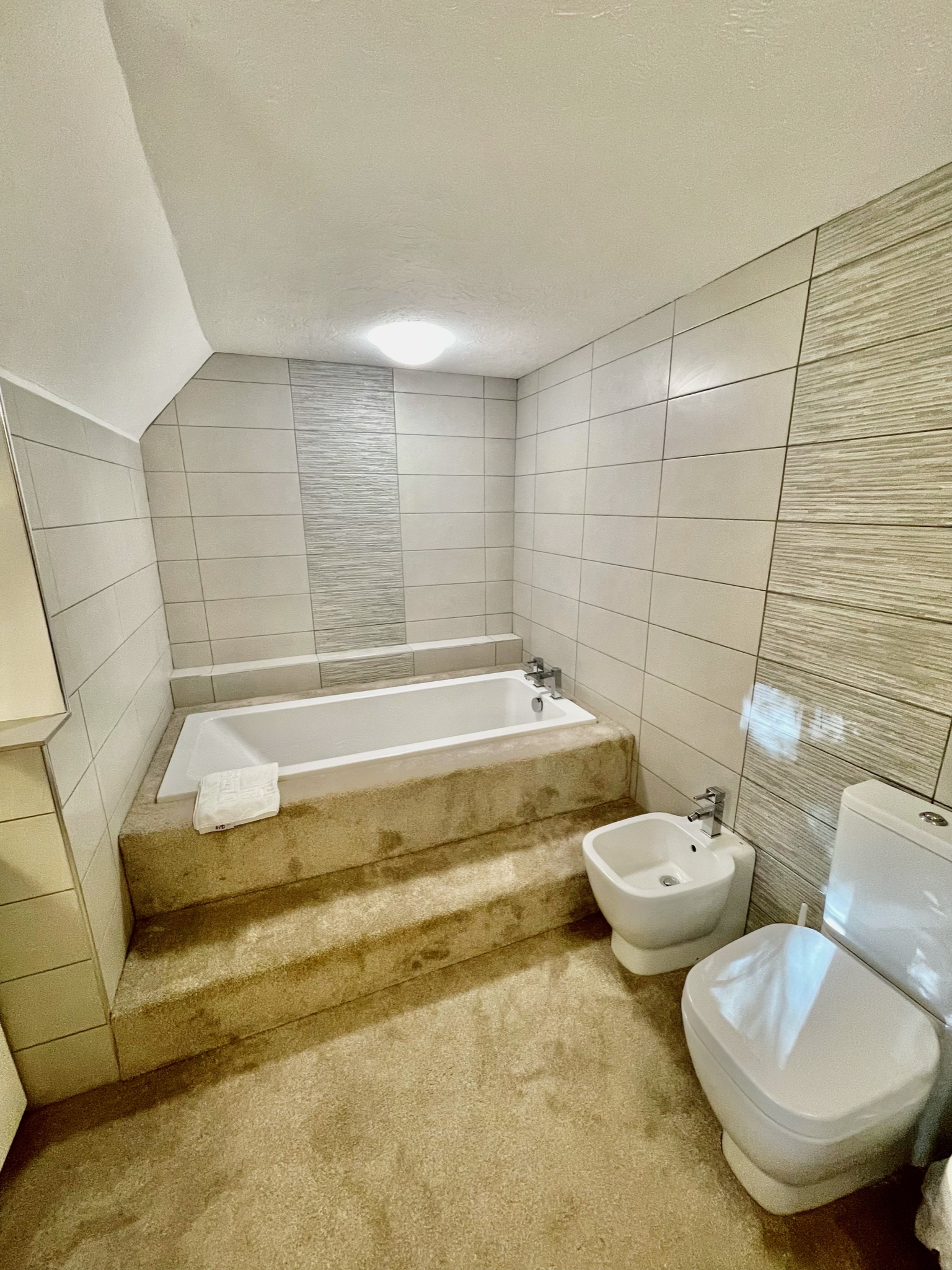 En-suite to Master family bedroom at Galtons Cottage.jpg